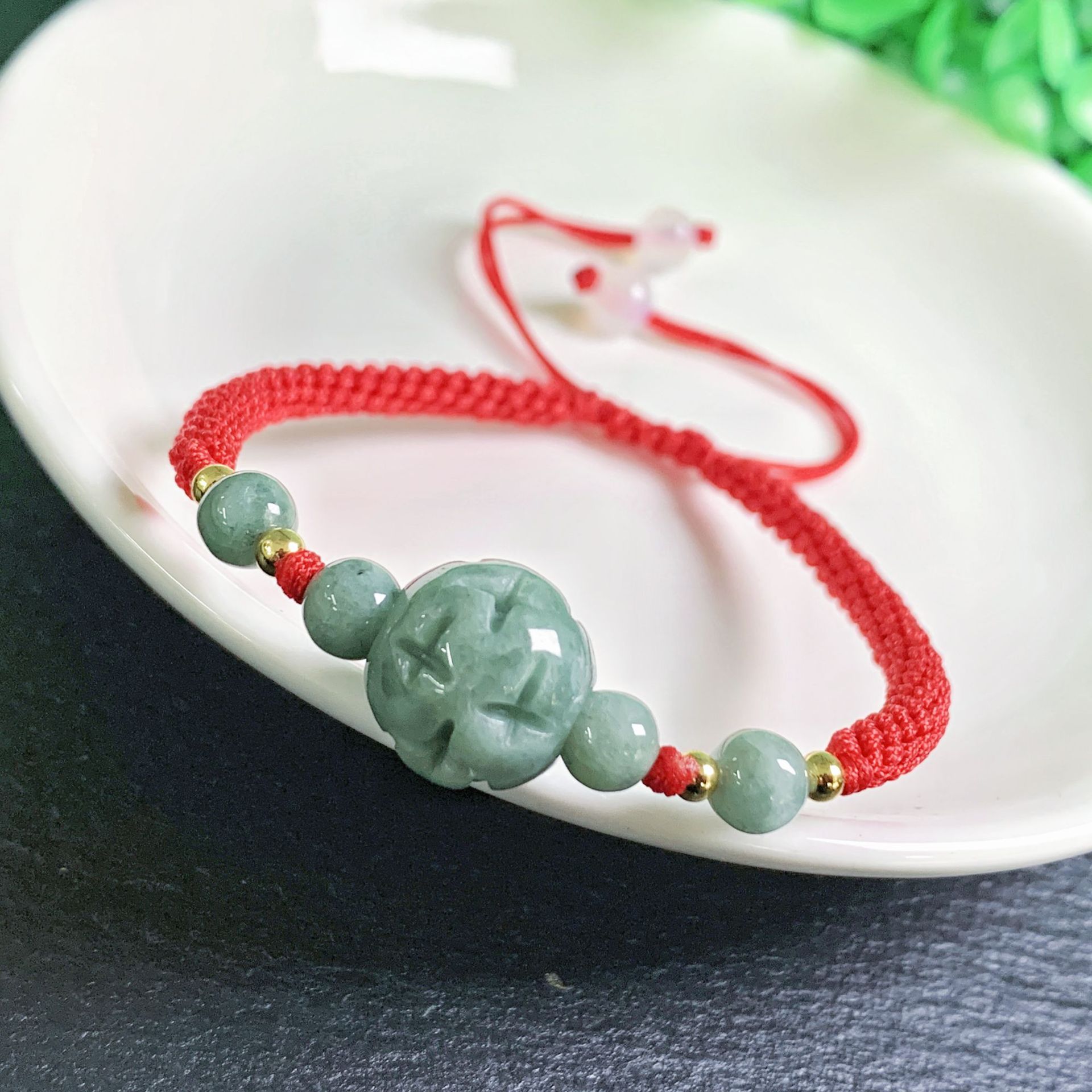 Bracelets - Una pulsera de cuentas talladas de